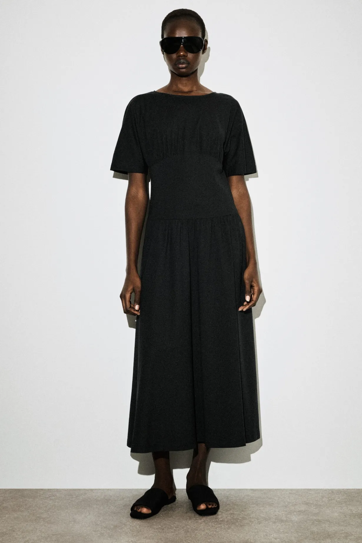 TAILLIERTES MIDIKLEID AUS BAUMWOLLE