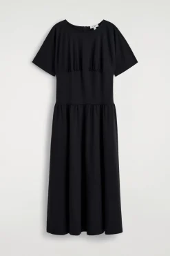 TAILLIERTES MIDIKLEID AUS BAUMWOLLE