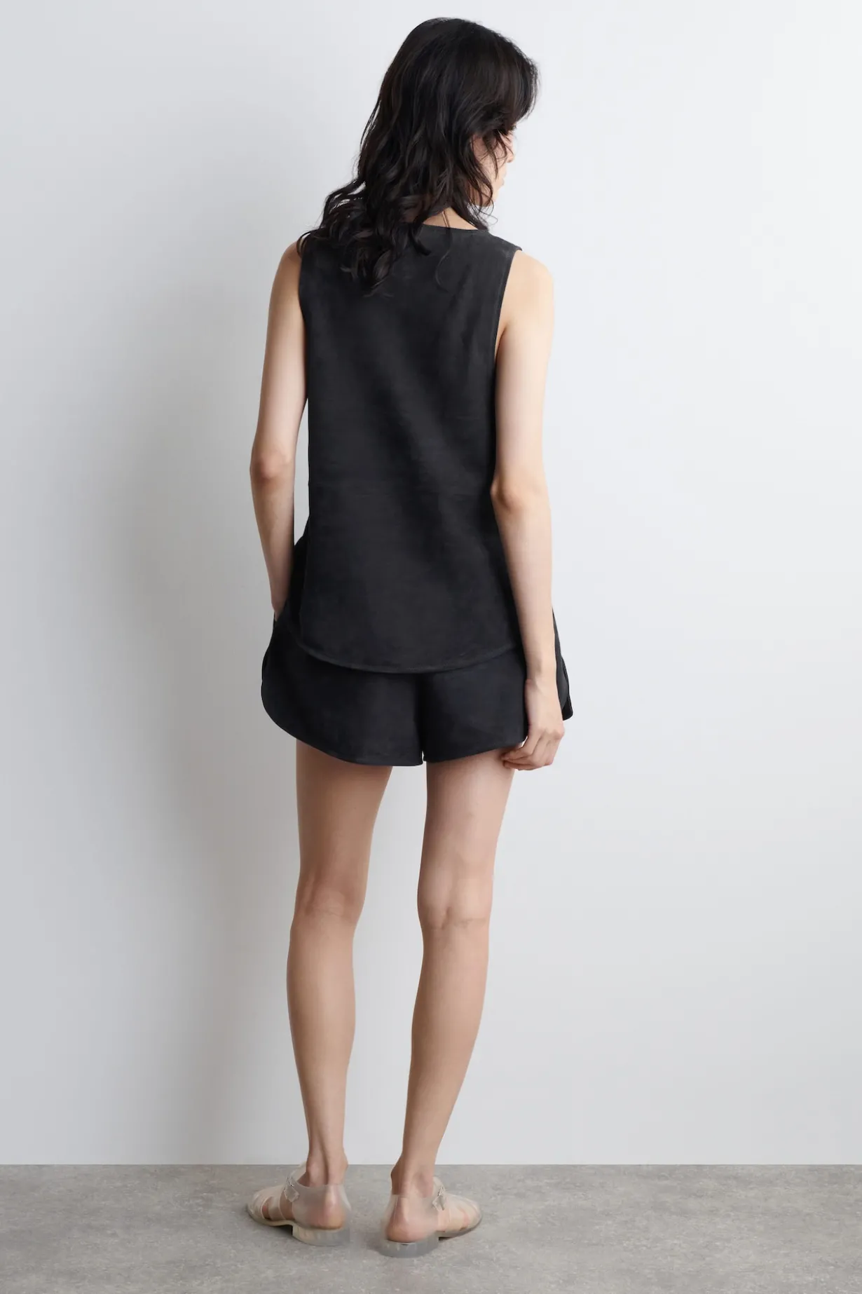 TANKTOP AUS VELOURSLEDER MIT RUNDEM AUSSCHNITT
