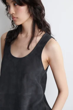 TANKTOP AUS VELOURSLEDER MIT RUNDEM AUSSCHNITT