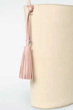 TASCHENANHÄNGER AUS LEDER MIT QUASTE