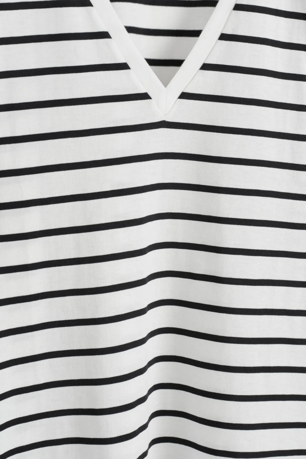 T-SHIRT AUS BAUMWOLLE MIT V-AUSSCHNITT