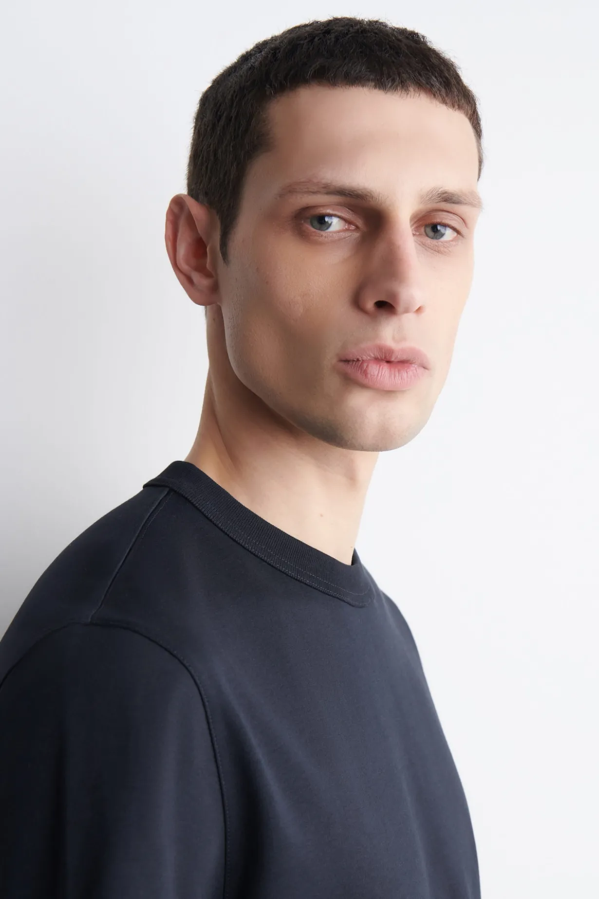 T-SHIRT AUS BAUMWOLLE MIT RUNDHALSAUSSCHNITT