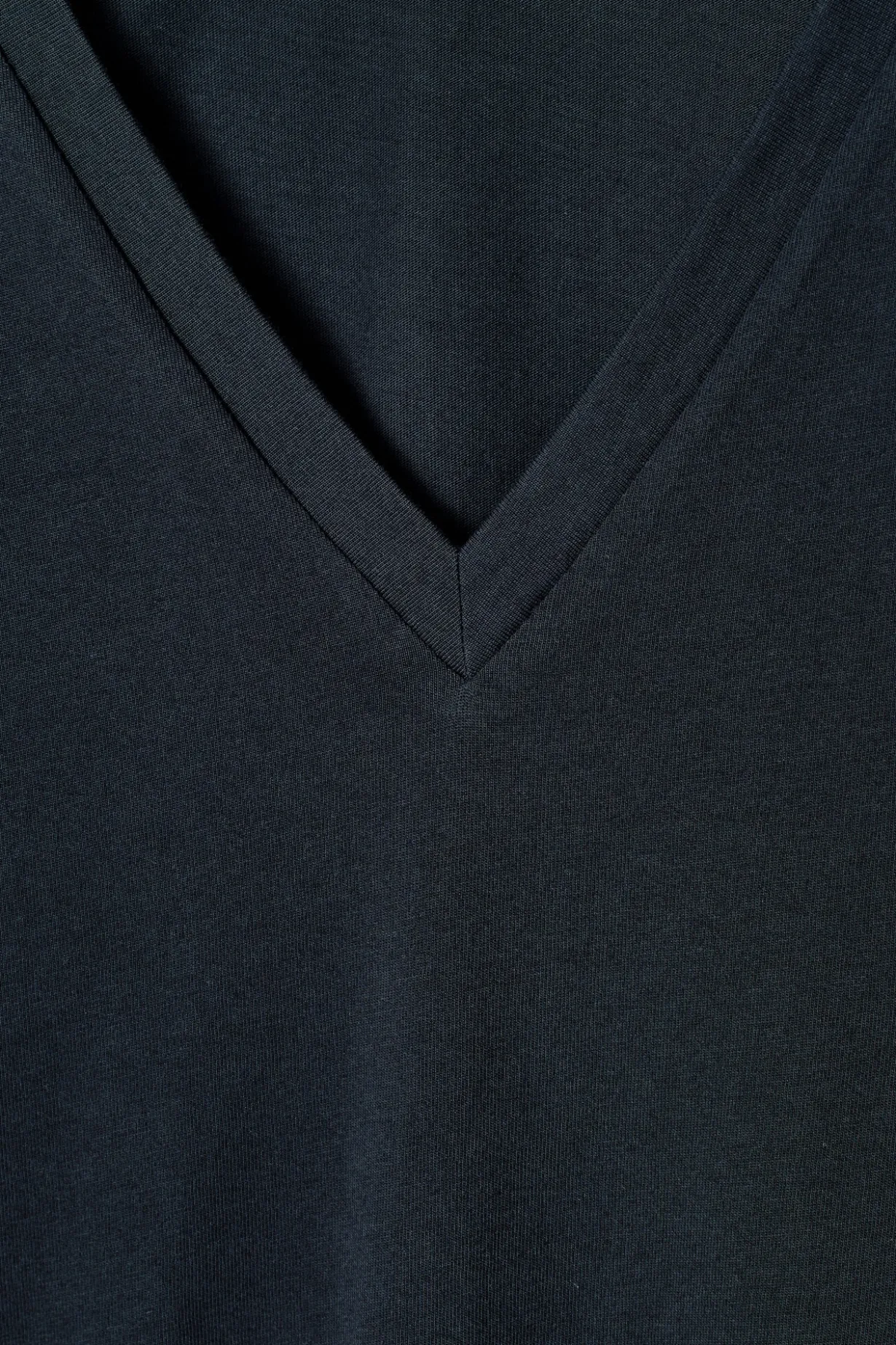 T-SHIRT AUS BAUMWOLLE MIT V-AUSSCHNITT