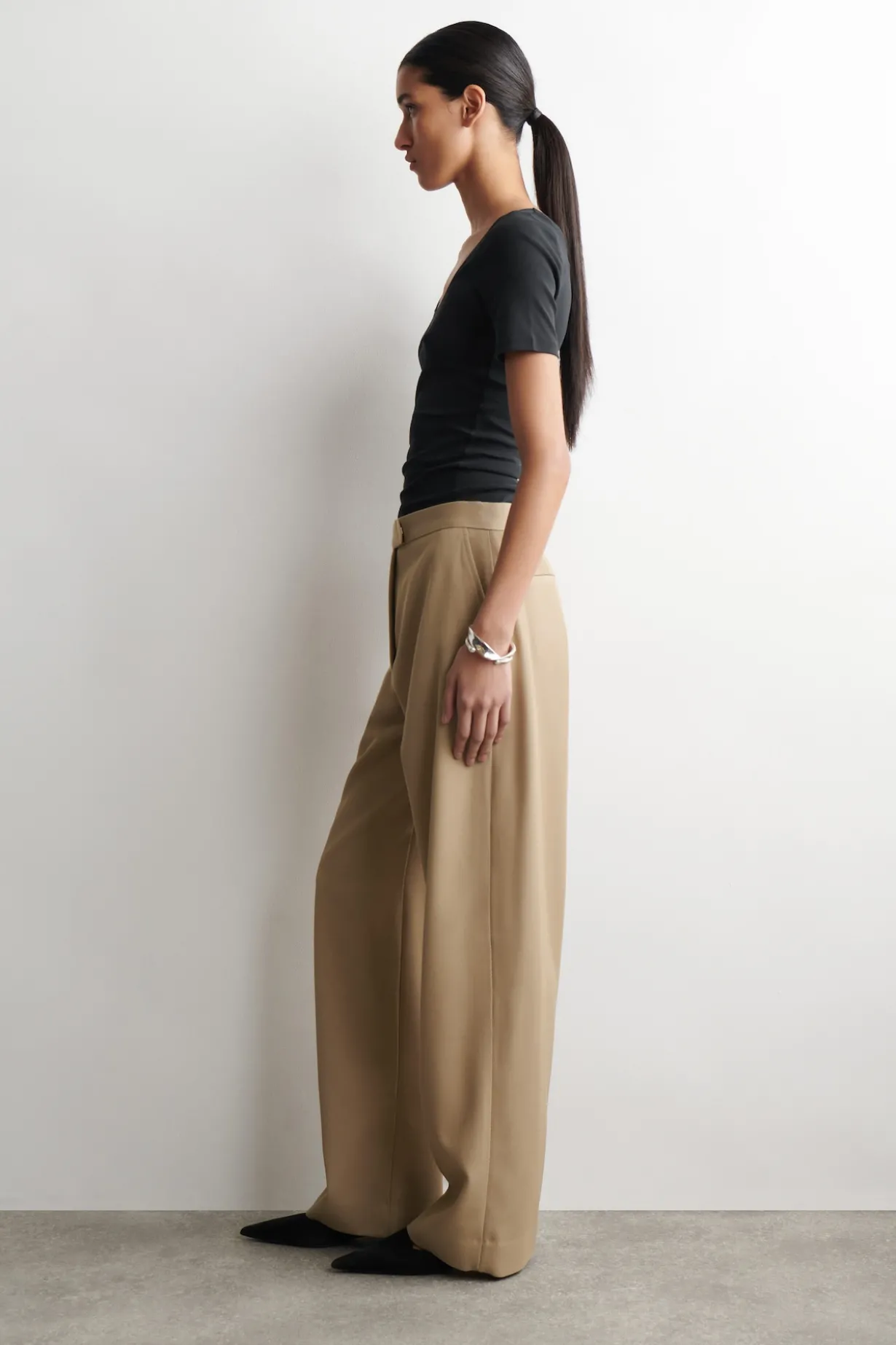 T-SHIRT AUS BAUMWOLLJERSEY MIT SATIN-VERZIERUNG