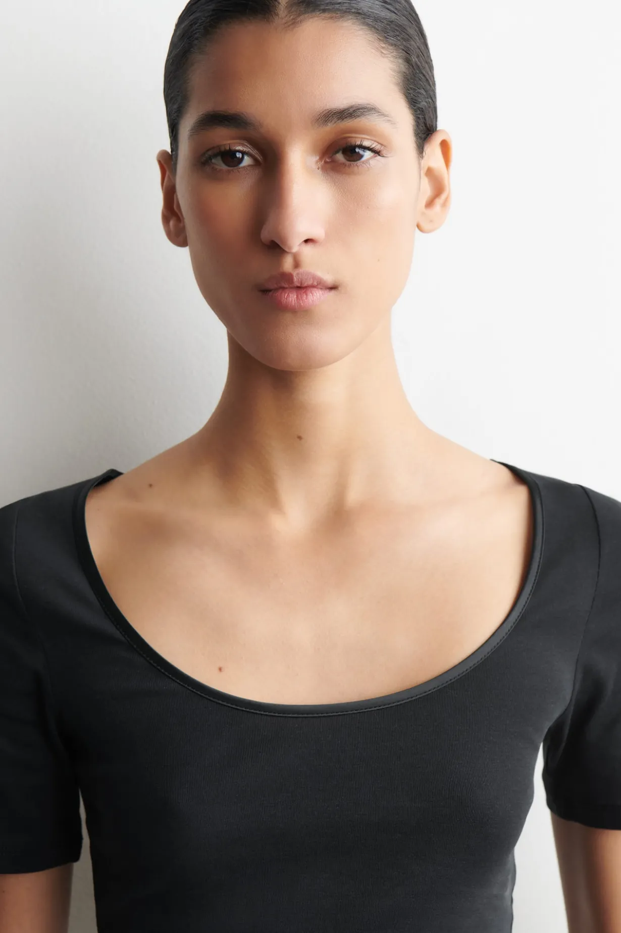 T-SHIRT AUS BAUMWOLLJERSEY MIT SATIN-VERZIERUNG