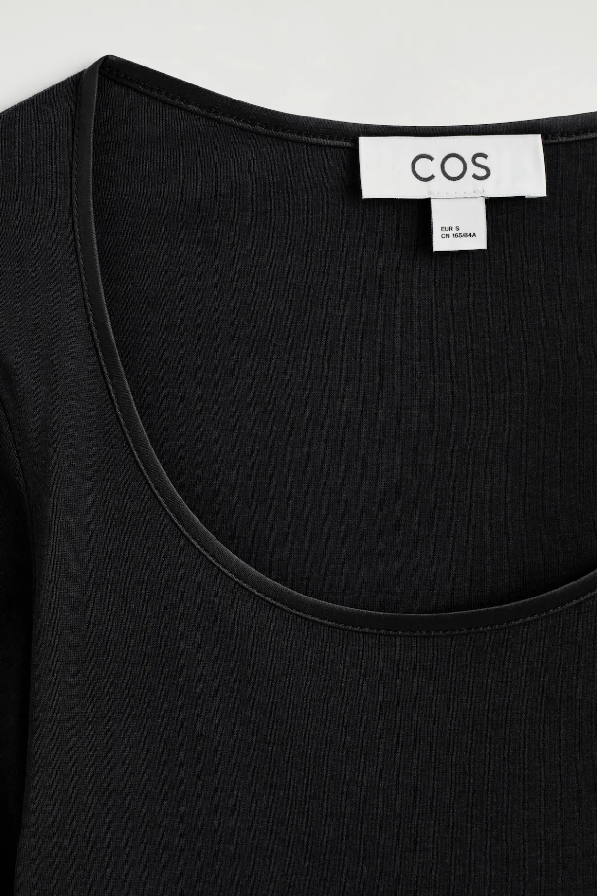 T-SHIRT AUS BAUMWOLLJERSEY MIT SATIN-VERZIERUNG