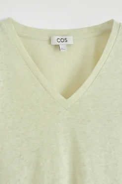 T-SHIRT AUS LEINEN MIT V-AUSSCHNITT