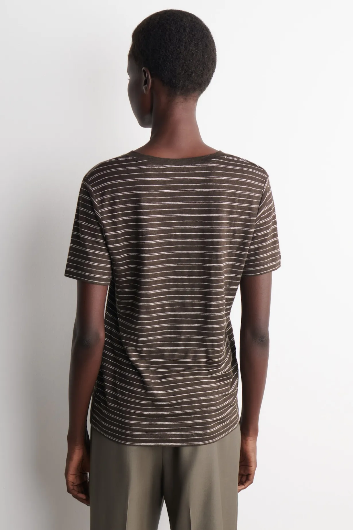 T-SHIRT AUS LEINEN MIT V-AUSSCHNITT