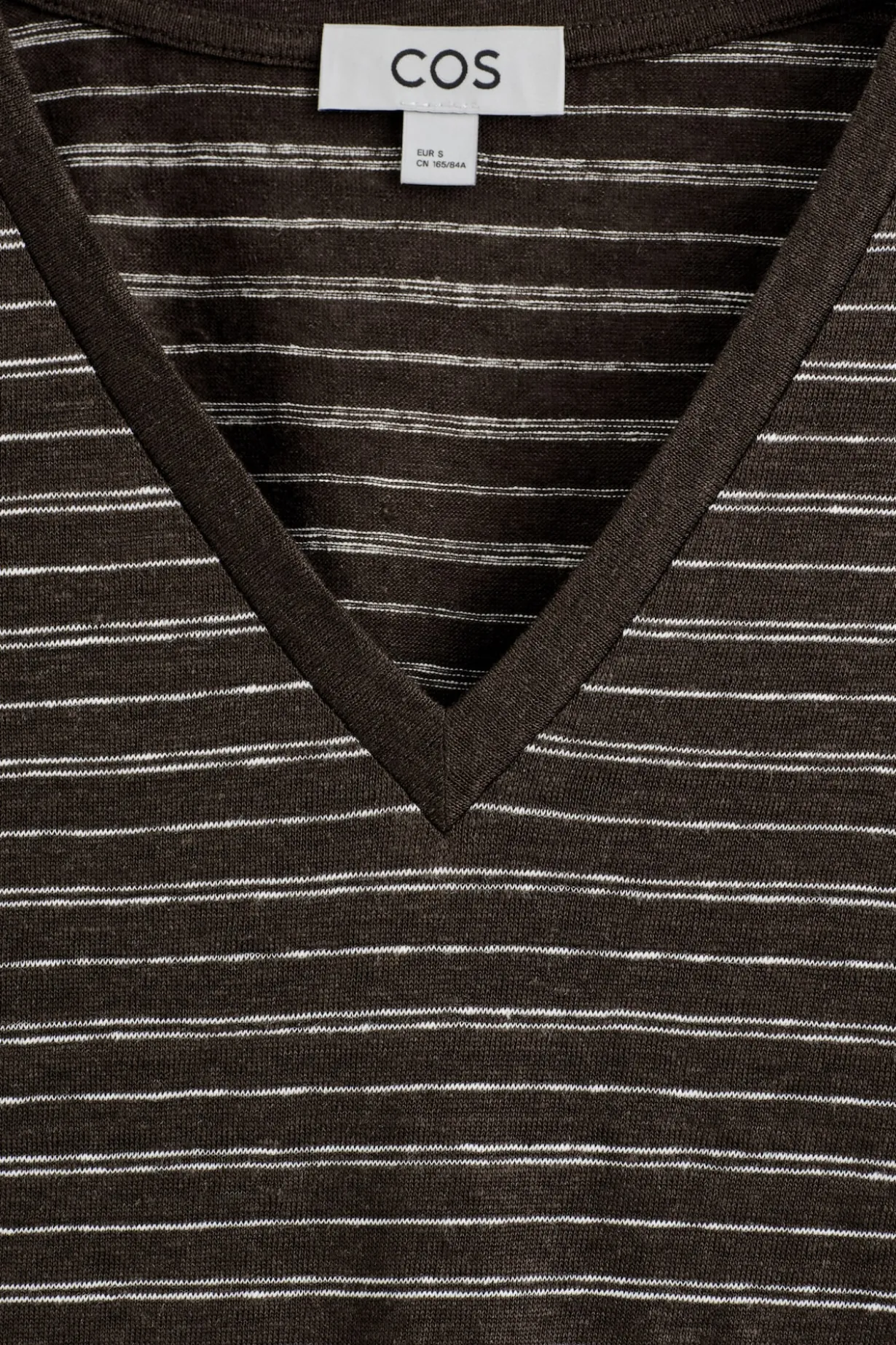 T-SHIRT AUS LEINEN MIT V-AUSSCHNITT