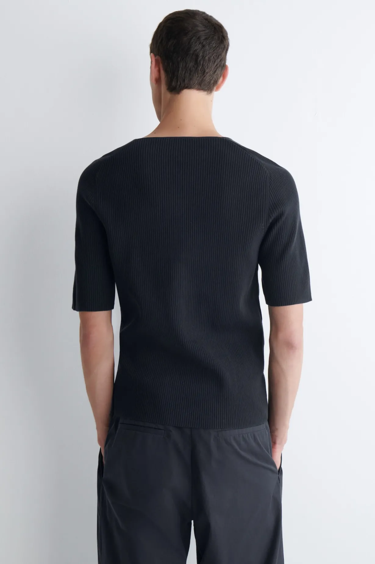 T-SHIRT AUS RIPPSTRICK MIT U-BOOT-AUSSCHNITT