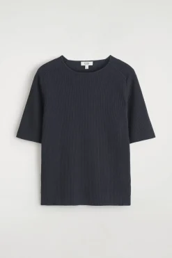 T-SHIRT AUS RIPPSTRICK MIT U-BOOT-AUSSCHNITT