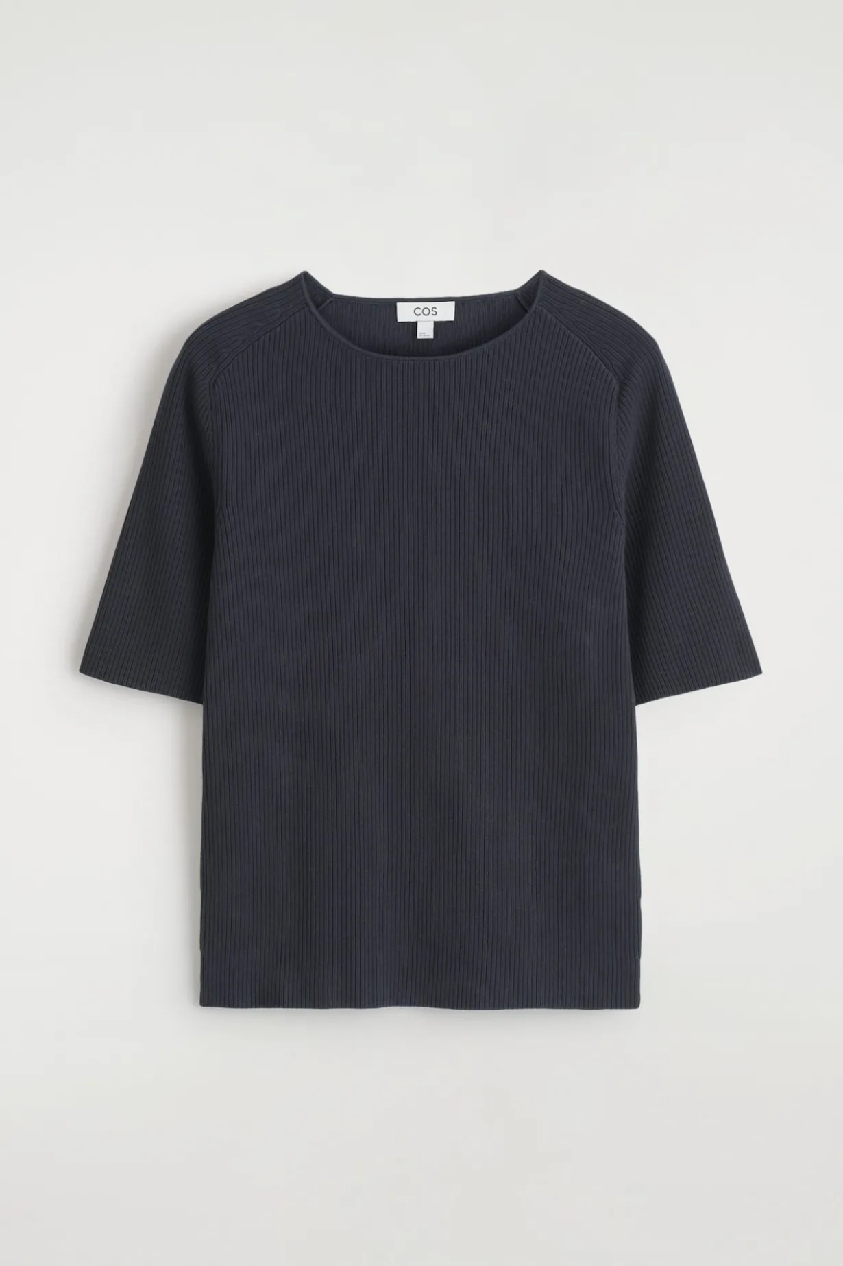 T-SHIRT AUS RIPPSTRICK MIT U-BOOT-AUSSCHNITT