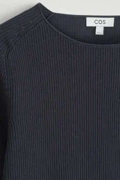T-SHIRT AUS RIPPSTRICK MIT U-BOOT-AUSSCHNITT