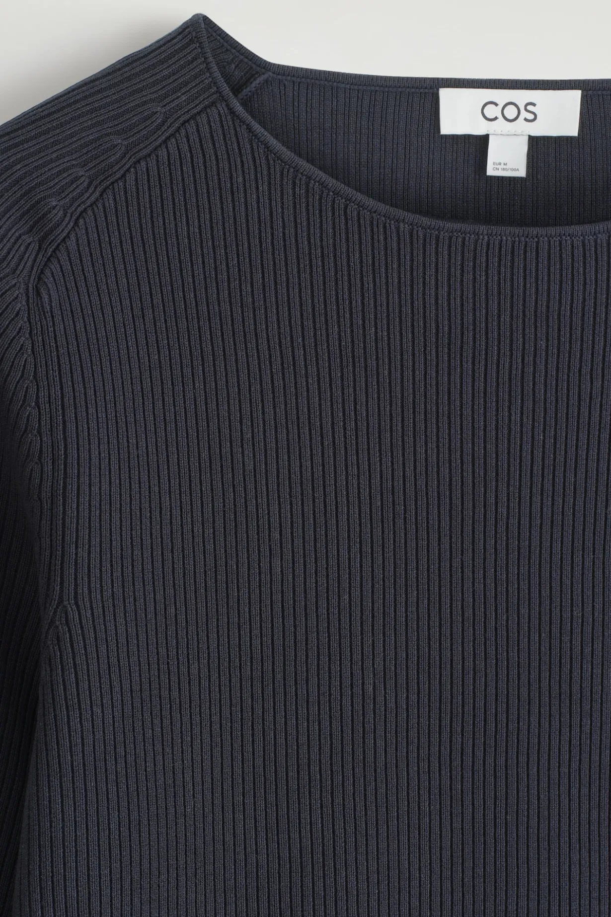 T-SHIRT AUS RIPPSTRICK MIT U-BOOT-AUSSCHNITT