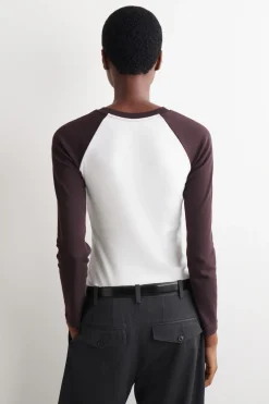 T-SHIRT MIT KONTRASTIERENDEN ÄRMELN