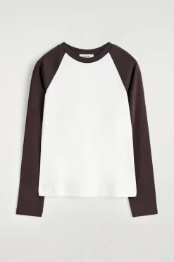 T-SHIRT MIT KONTRASTIERENDEN ÄRMELN