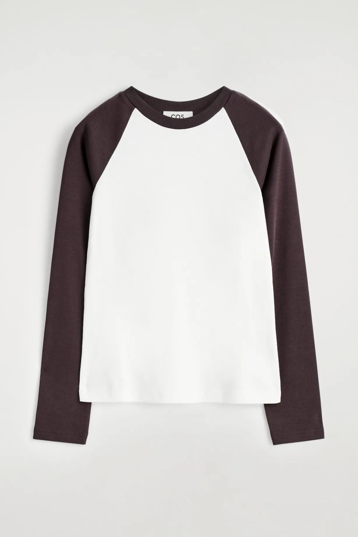 T-SHIRT MIT KONTRASTIERENDEN ÄRMELN