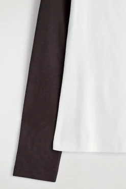 T-SHIRT MIT KONTRASTIERENDEN ÄRMELN