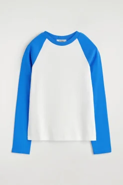 T-SHIRT MIT KONTRASTIERENDEN ÄRMELN