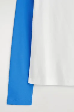 T-SHIRT MIT KONTRASTIERENDEN ÄRMELN