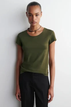 T-SHIRT MIT RUNDHALSAUSSCHNITT