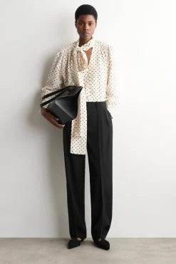 T-SHIRT MIT SCHALDETAIL UND POLKA-DOTS