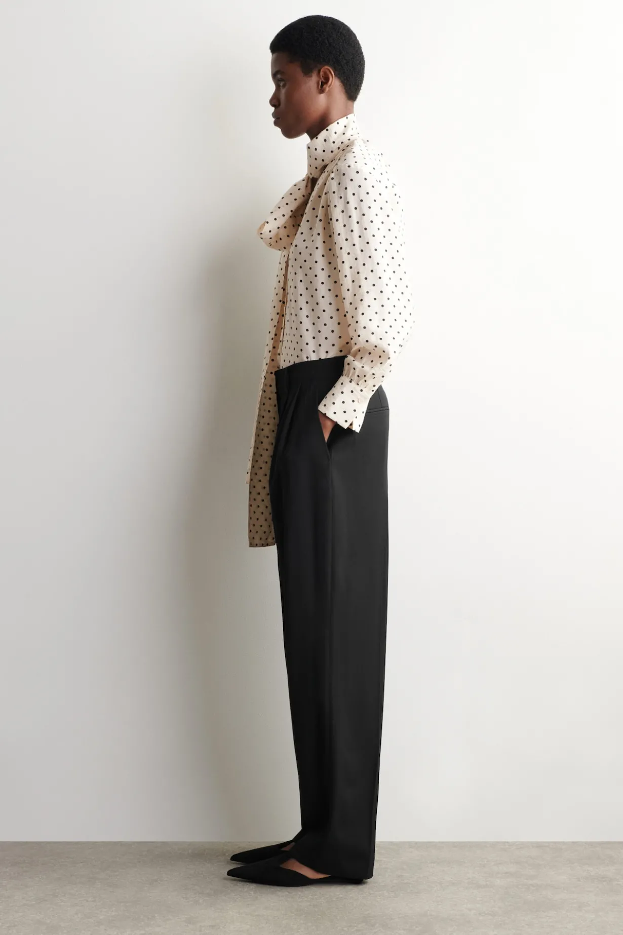 T-SHIRT MIT SCHALDETAIL UND POLKA-DOTS