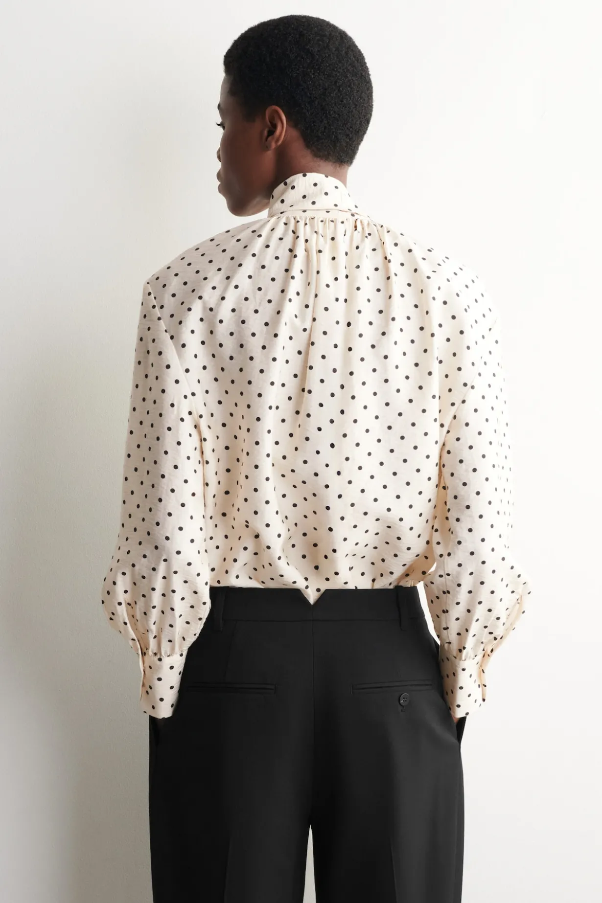 T-SHIRT MIT SCHALDETAIL UND POLKA-DOTS