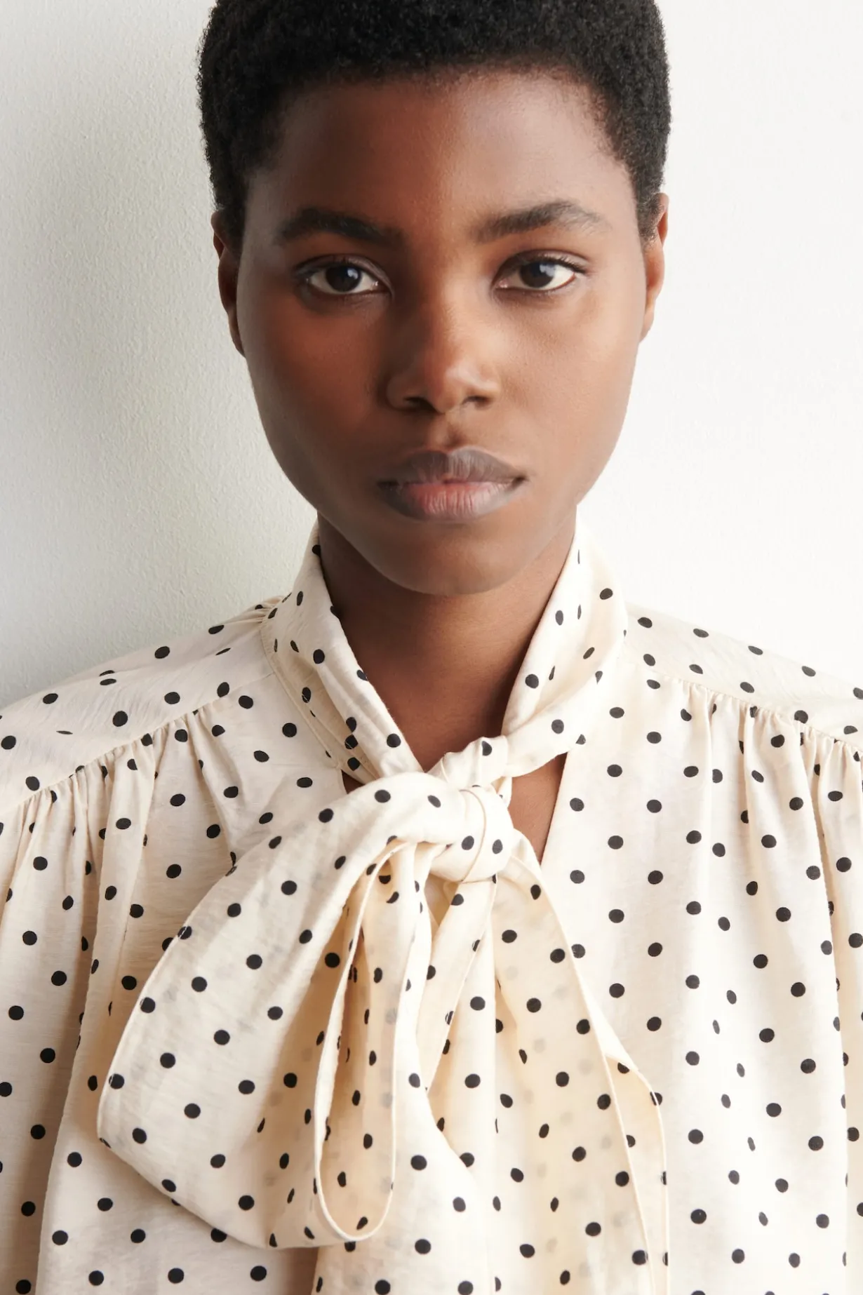 T-SHIRT MIT SCHALDETAIL UND POLKA-DOTS
