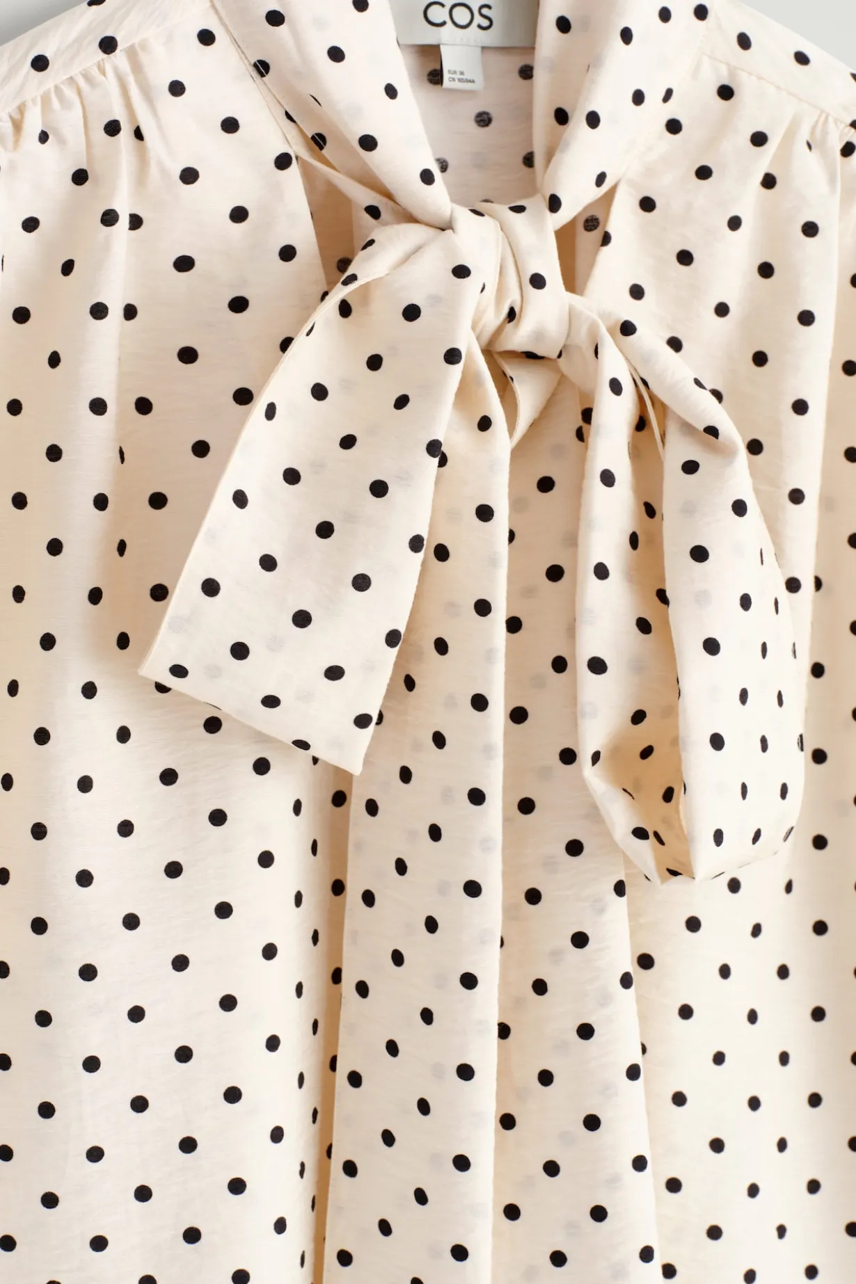 T-SHIRT MIT SCHALDETAIL UND POLKA-DOTS