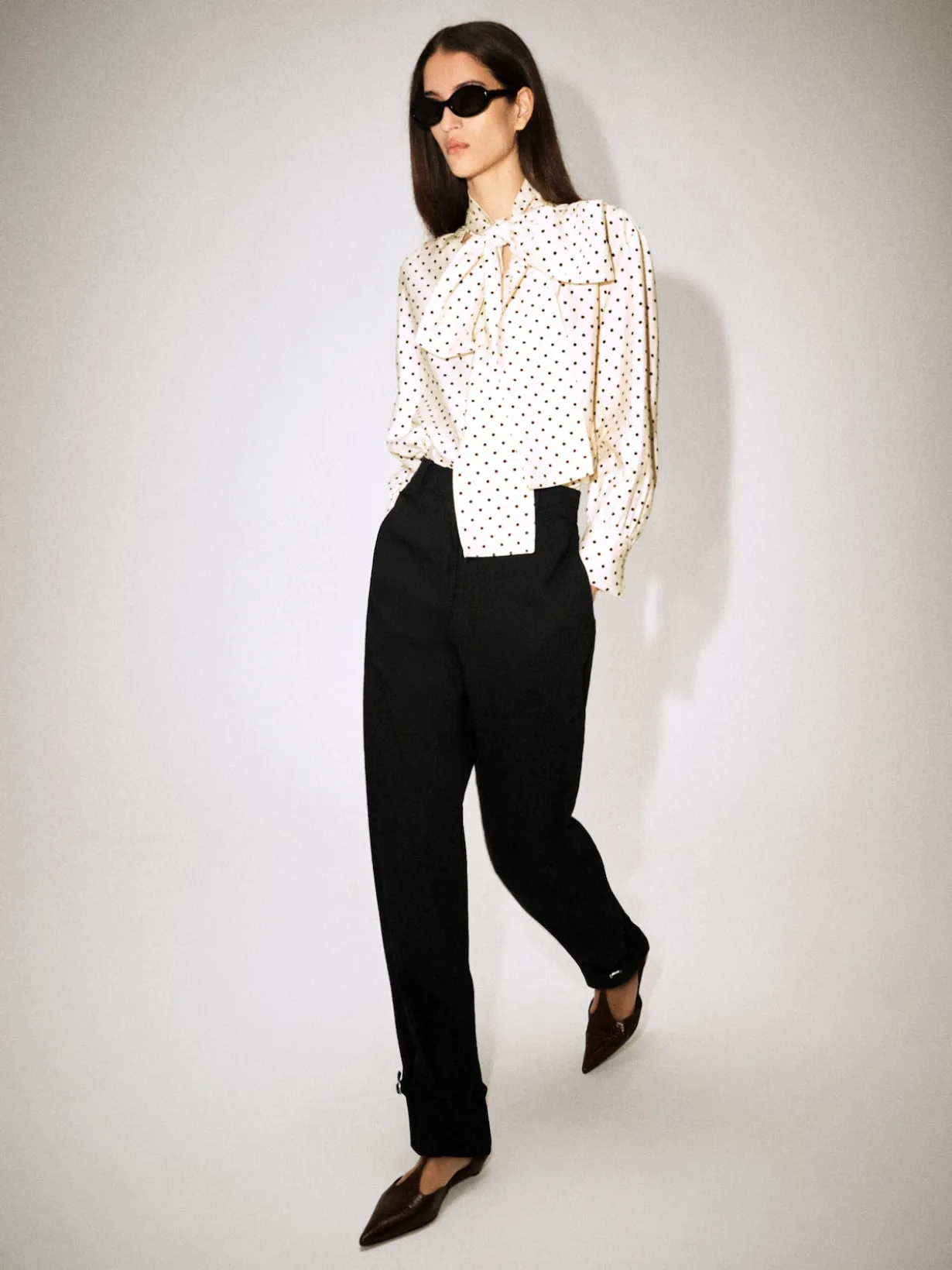 T-SHIRT MIT SCHALDETAIL UND POLKA-DOTS