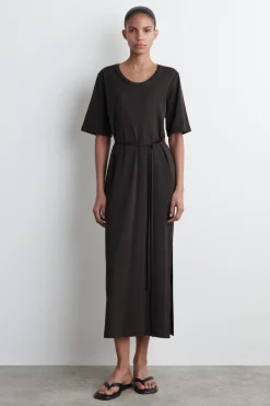 T-SHIRT-KLEID IN MIDILÄNGE MIT GÜRTEL