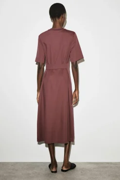 T-SHIRT-KLEID IN MIDILÄNGE MIT GÜRTELDETAIL
