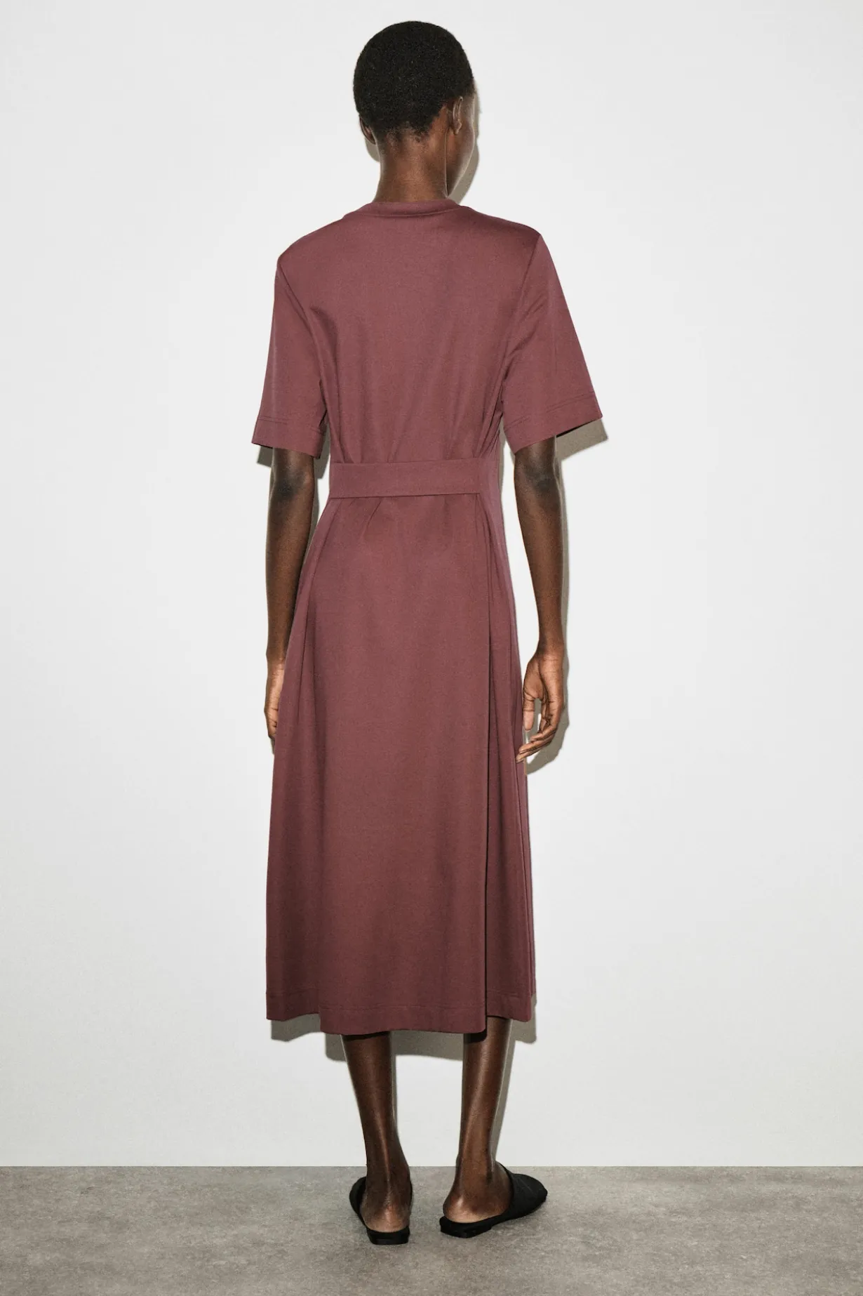 T-SHIRT-KLEID IN MIDILÄNGE MIT GÜRTELDETAIL