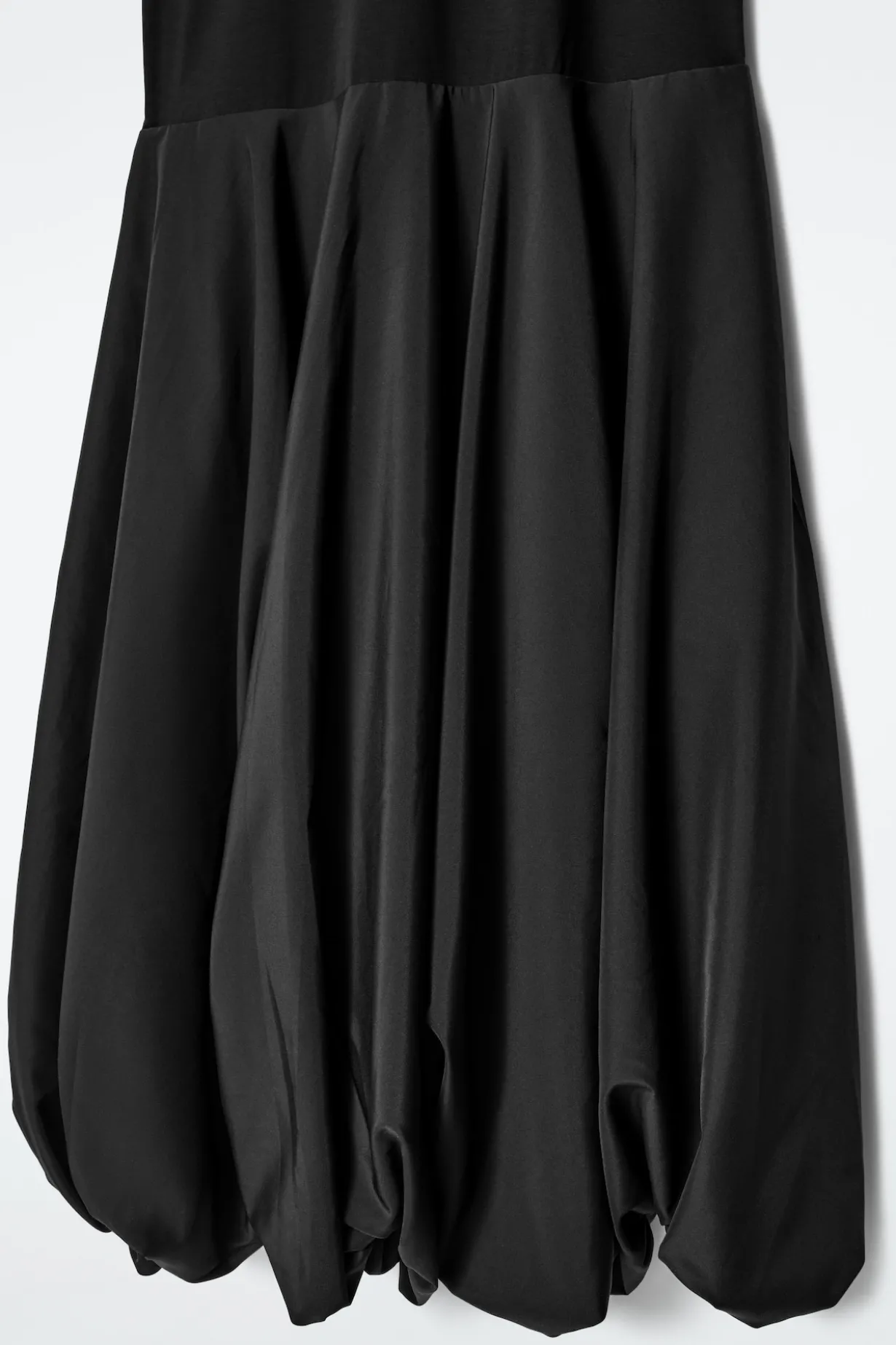 T-SHIRT-KLEID MIT BALLONSAUM