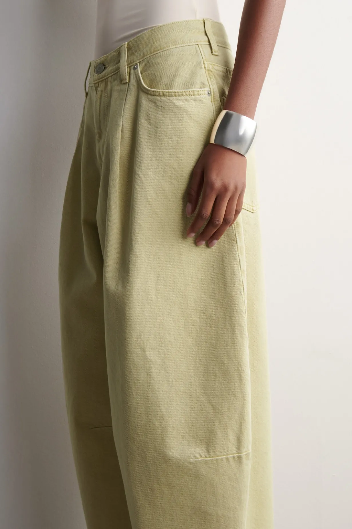 TWINE JEANS MIT BARREL-BEIN