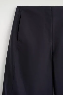 VERKÜRZTE BAUMWOLLHOSE MIT BARREL-BEIN