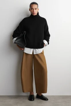 VERKÜRZTE BAUMWOLLHOSE MIT BARREL-BEIN