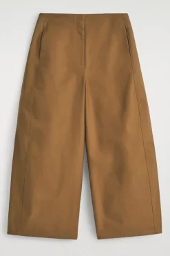 VERKÜRZTE BAUMWOLLHOSE MIT BARREL-BEIN