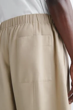 VERKÜRZTE HOSE AUS BAUMWOLLE MIT BARREL-BEIN