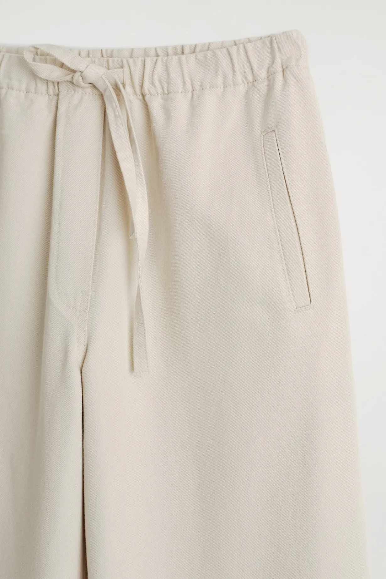 VERKÜRZTE HOSE AUS DENIM MIT WEITEM BEIN