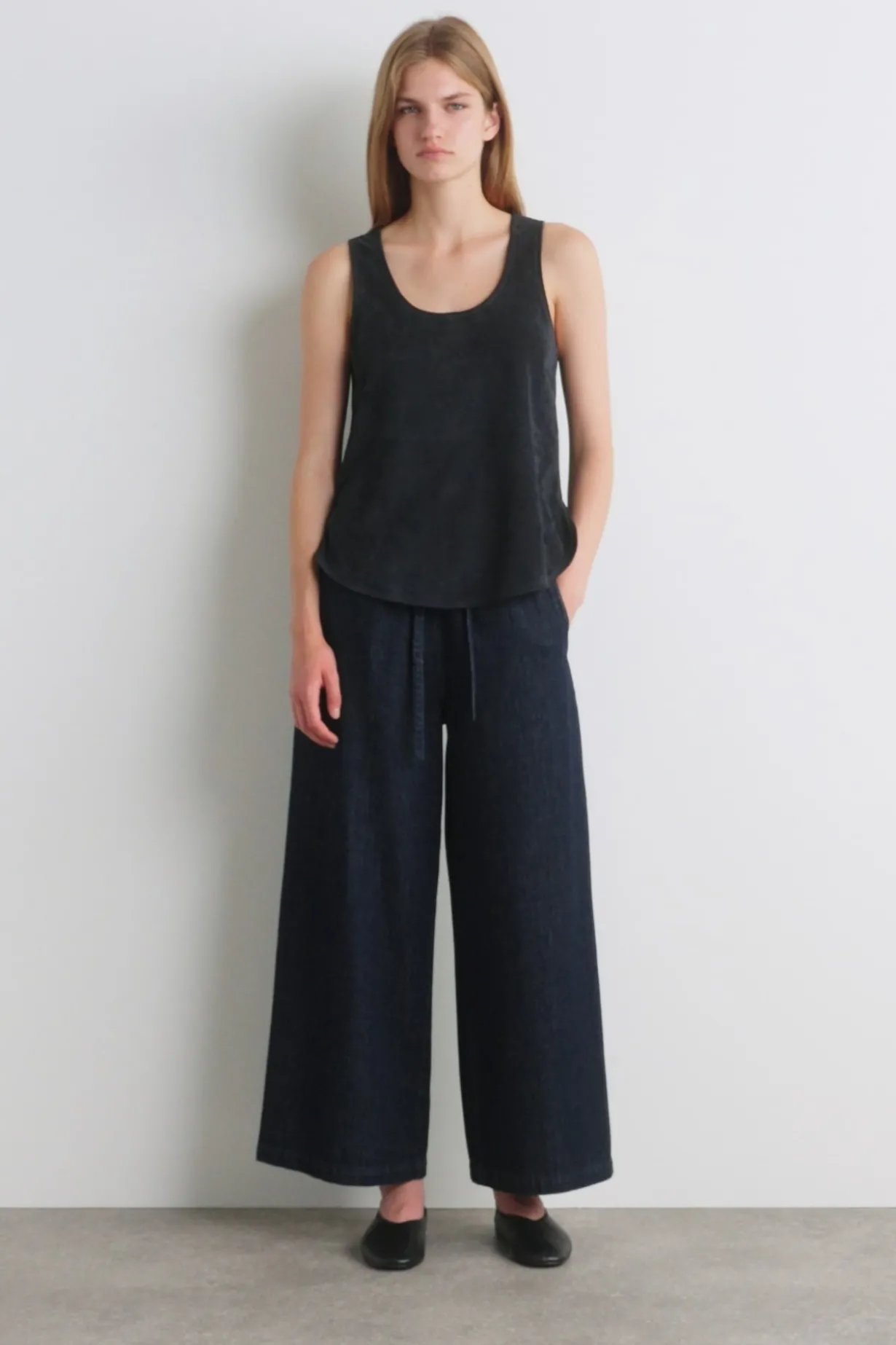VERKÜRZTE HOSE AUS DENIM MIT WEITEM BEIN
