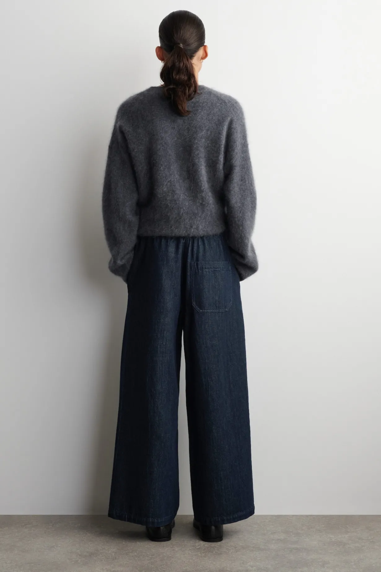 VERKÜRZTE HOSE AUS DENIM MIT WEITEM BEIN