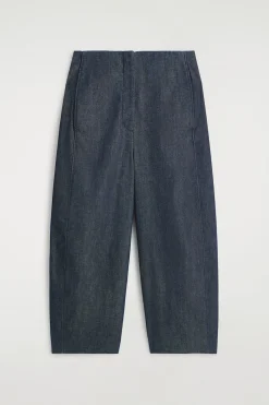 VERKÜRZTE HOSE AUS RAW DENIM MIT BARREL-BEIN