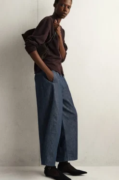 VERKÜRZTE HOSE AUS RAW DENIM MIT BARREL-BEIN