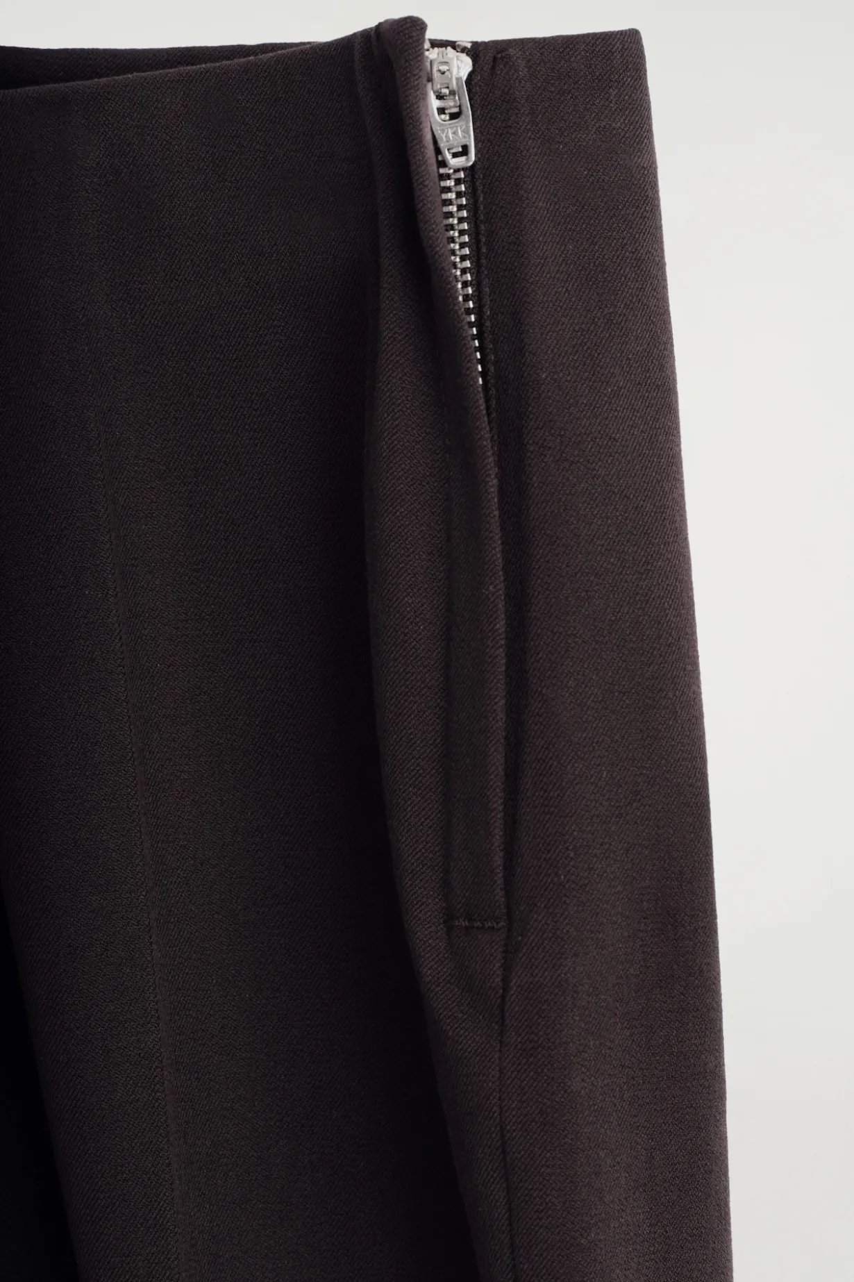 VERKÜRZTE HOSE MIT SCHMALEM BEIN
