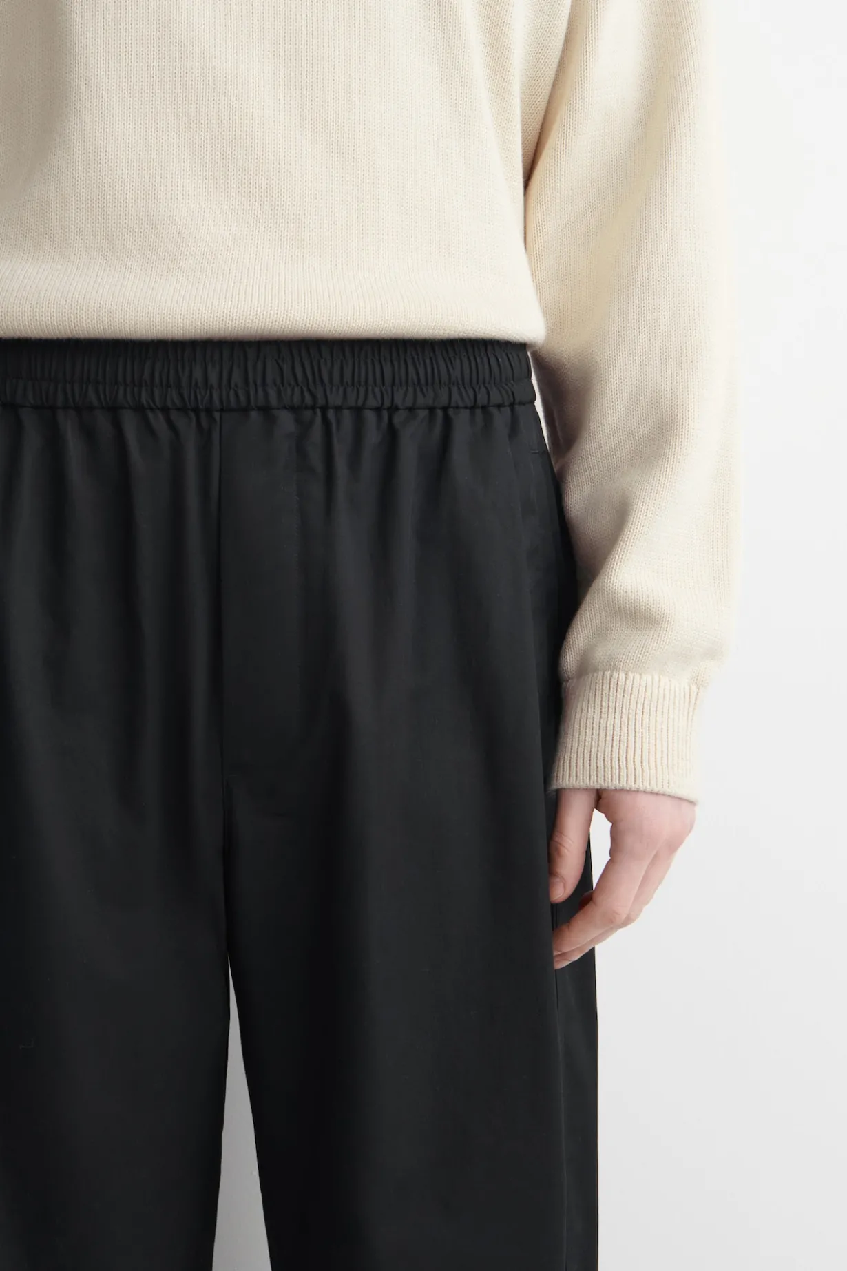 VERKÜRZTE HOSE MIT WEITEM BEIN