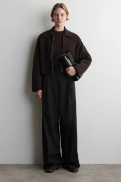 VERKÜRZTE STRICKJACKE AUS MERINOWOLLE