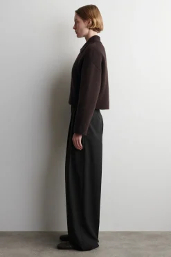 VERKÜRZTE STRICKJACKE AUS MERINOWOLLE